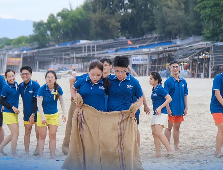 Hình Ảnh Tập Thể NQH Chơi Nhảy Bao Bố Tại Nha Trang