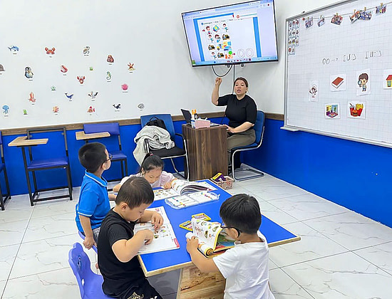 NQH English: Giờ Học Tiếng Anh Sắc Màu Cùng Giáo Viên Bản Ngữ Cho Các Bạn Nhỏ
