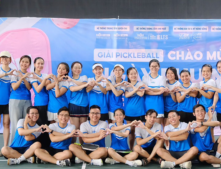 Hình Ảnh Thành Viên NQH Tạo Hình Trái Tim Trên Sân Pickleball