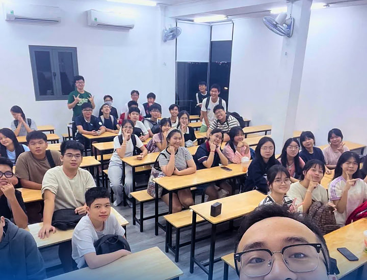 Hình Ảnh Thầy Giáo Cùng Lớp 2K11 Sẵn Sàng Xuất Phát Sớm Tại NQH