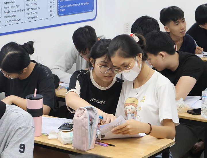 Hình Ảnh Học Sinh Lớp ELITE Cùng Nhau Giải Bài Tập Tại NQH