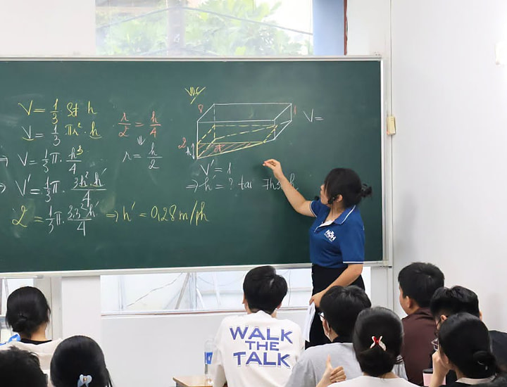 Hình Ảnh Cô Giáo Giảng Bài Toán Hình Học Không Gian Tại NQH