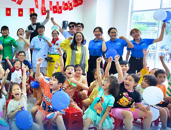 Hình Ảnh Thầy Cô Hóa Thân Thành Phi Công Bác Sĩ Đầu Bếp Cùng Các Bé