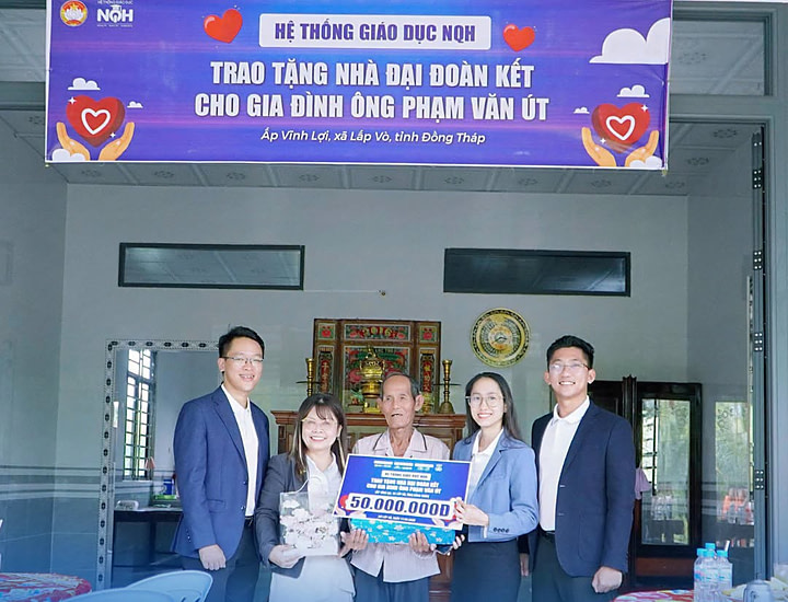 Hình Ảnh Đại Diện NQH Trao Bảng Tượng Trưng Cho Gia Đình Chú Phạm Văn Út