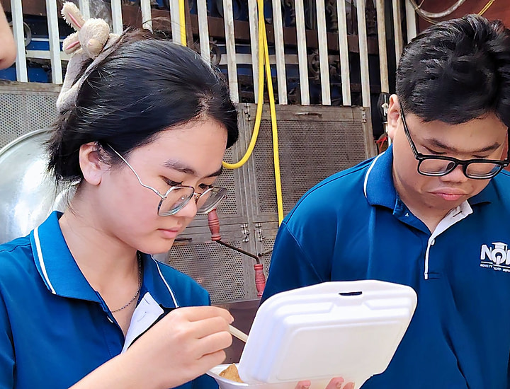 Hình Ảnh Bạn Trẻ NQH Chuẩn Bị Suất Cơm Thiện Nguyện