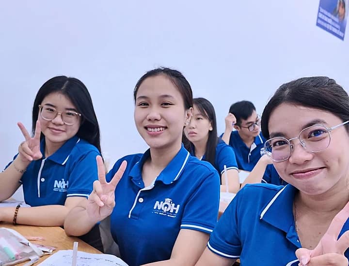 Hình Ảnh Các Cô Giáo Hào Hứng Trong Cuộc Thi Giáo Viên Xuất Chúng Tại NQH