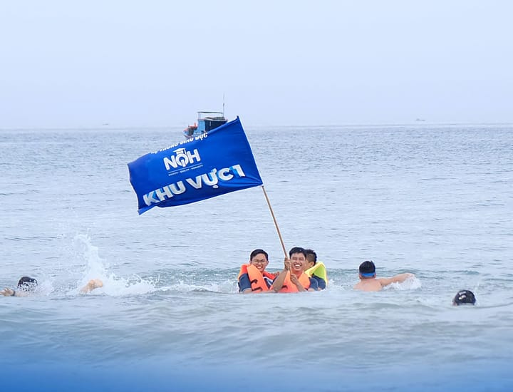 Hình Ảnh Lá Cờ NQH Tung Bay Trên Biển Nha Trang Tại NQH